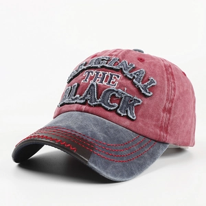 Detail der Vintage-Baseballkappe aus Denim mit BLACK-Stickerei und wellenförmigen Nähten