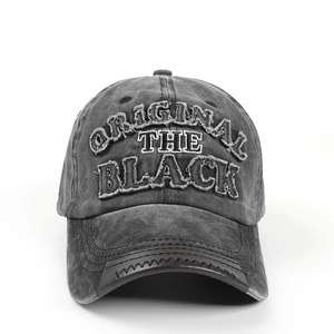 Detailansicht der Vintage-Jeans-Basecap mit BLACK-Patch und gewellten Ziernähten am Schirm