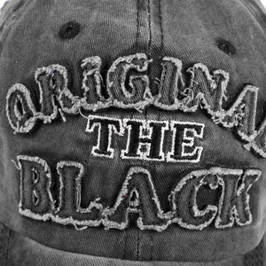 Makroaufnahme der grauen Vintage-Jeansmütze mit ausgefranster Stickerei 'BLACK'