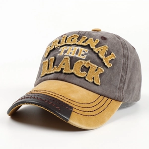 Retro-Baseballkappe aus gewaschenem Denim mit BLACK-Stickerei und Leder-Schirmdetail