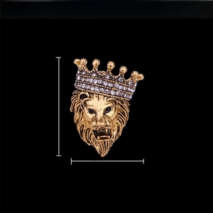 Detailed view of vintage gold lion head brooch with crown and size 4.5x3.5cm