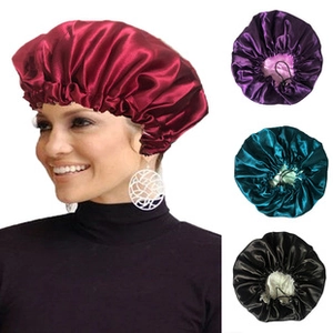 Détails de bonnets en satin rouge, violet, cyan et noir avec bande élastique