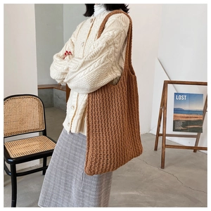 Bolso tote tejido marrón mostrado en modelo con atuendo casual en un ambiente mínimo