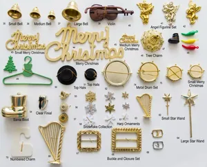 Assortiment d'accessoires de Noël DIY avec cloches dorées, étoiles et mini chapeaux