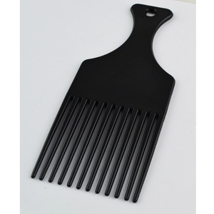 Drei schwarze Kunststoff-Haarkämme mit breiten Zinken für Locken und Afro-Styling auf Weiß
