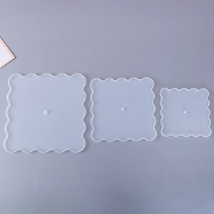 Vue détaillée de trois moules carrés en silicone à bords ondulés pour plateaux DIY