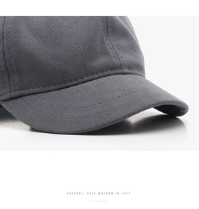 Gros plan d'une casquette gris foncé montrant le sergé de coton et les coutures