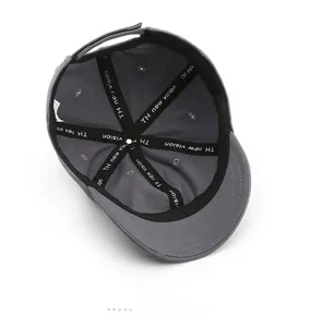 Détail de l'intérieur de la casquette grise montrant le ruban et les coutures