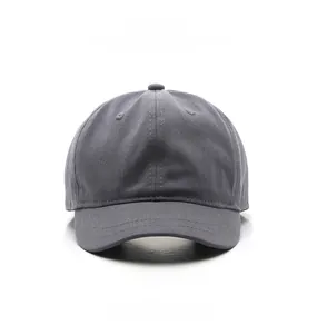 Vue de face d'une casquette de baseball en coton gris avec visière courbée et 6 pans