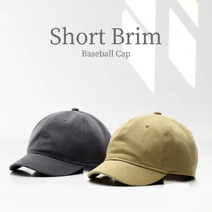 Casquettes de baseball à bord court en gris foncé et kaki dans un décor minimaliste