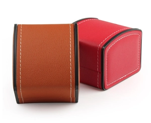 Detaillierte Makroansicht von PU-Leder Uhrenboxen in Braun und Rot mit weißen Nähten.