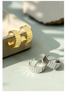 Detail von 14K gold- und silberplattierten C-Creolen mit vertikaler Streifentextur