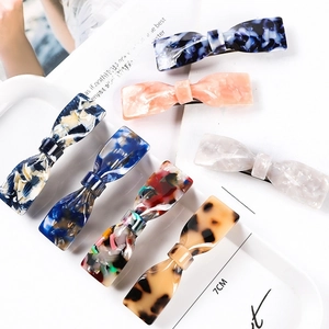 Detail view of colorful acetate hair claws with 7cm and 2cm size labels in vintage style