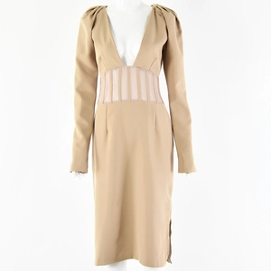 Detail von khakifarbenem Langarmkleid mit tiefem V-Ausschnitt und Taillen-Patchwork
