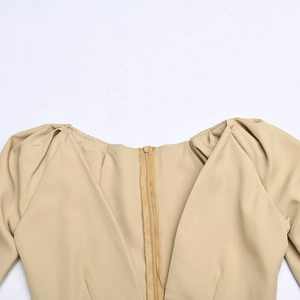 Detail des beige Kleid mit verdecktem Reißverschluss hinten und Puffärmeln