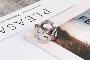 Detailaufnahme eines silbernen hohlen geometrischen Rings auf einem Lifestyle-Hintergrund