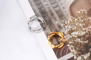 Detailansicht der hohlgeometrischen Ringe in Gold und Silber auf einem Magazin