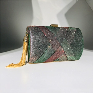 Dettaglio pochette da sera in tessuto paillettes verdi e argento con nappe dorate