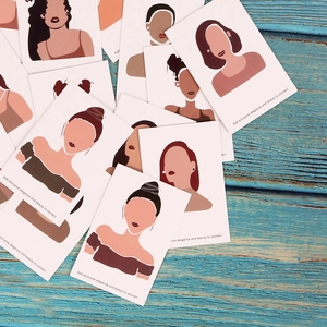 Cartes de présentation artistiques pour boucles d'oreilles avec dessins de femmes