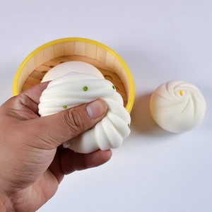 Giocattolo realistico di grande panino al vapore con mini vaporiera su sfondo bianco
