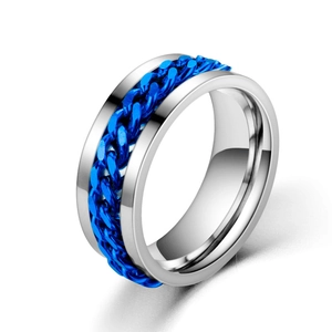 Anillo giratorio de acero de titanio con incrustaciones de cadena cubana azul vibrante