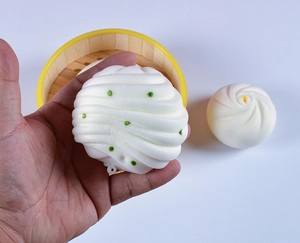 Dettaglio di un giocattolo squishy a forma di panino con mano che mostra la texture morbida