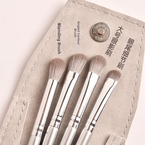 Détail du lot de 4 pinceaux yeux argentés avec pochette magnétique en cuir gris