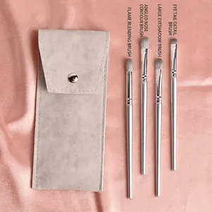 Gros plan sur 4 pinceaux à paupières à poils souples avec pochette en cuir gris