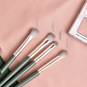 Détail de l'ensemble de 4 pinceaux yeux professionnels avec poils doux et manches vert mat