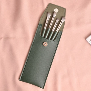 Set de 4 pinceaux à paupières doux avec pochette en cuir vert foncé sur tissu en soie
