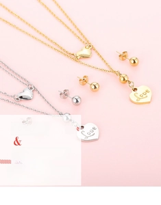 Détail de colliers en cœur avec gravure Love et ensemble de boucles d'oreilles clous