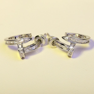 Orecchini a forma di chiodo in argento con pavé di zirconi bianchi stile minimalista