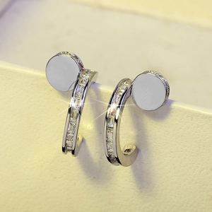Eleganti orecchini a perno a forma di C in argento con zirconi scintillanti