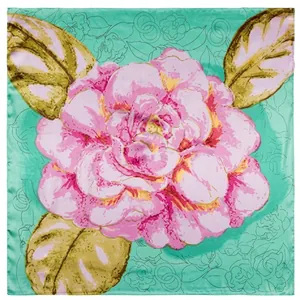 Detalle de un pañuelo de seda cuadrado con camelia rosa y hojas doradas en verde menta