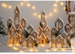 Primer plano de casas de madera navideñas iluminadas con un cálido brillo festivo