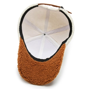 Cappellino da baseball invernale in pile sherpa con cuciture a contrasto e fodera