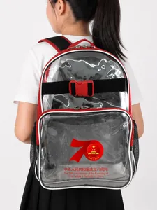 Makro-Detail des wasserdichten, transparenten PVC-Rucksacks mit rotem Rand und Fronttasche