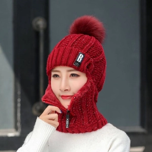 Capuche en tricot rouge avec pompon en fourrure avec chauffe-nuque et fermeture éclair