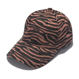 Casquette de baseball classique avec imprimé zébré marron et noir sur fond blanc