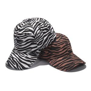 Gros plan de casquettes de baseball à motif zèbre en noir-blanc et brun-noir