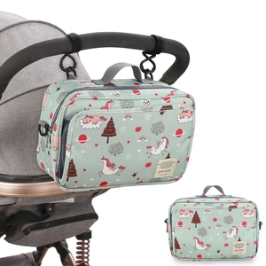 Wasserdichte Wickeltasche mit Einhorn-Muster an einem grauen Kinderwagen-Griff