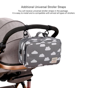 Detail der Universal-Kinderwagenbefestigung an grauer Tasche mit Wolkenmuster