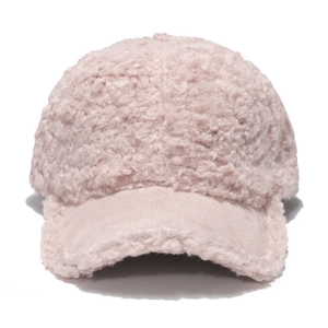 Detailaufnahme des weichen rosa Lammwollstoffs einer warmen Winter-Baseballkappe