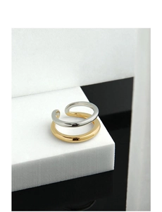 Détail d'une bague ouverte minimaliste bicolore en argent S925 avec finition or et argent