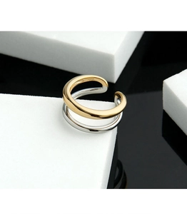 Détail du poinçon S925 sur une bague ouverte minimaliste bicolore au fini miroir