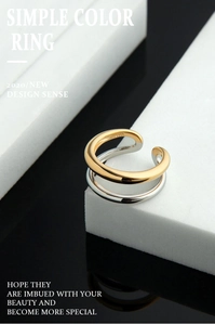 Gros plan détaillé du poinçon S925 sur la bague ouverte bicolore à double couche