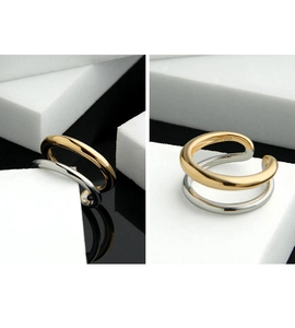 Vue macro de la bague bicolore minimaliste montrant le polissage et le poinçon S925
