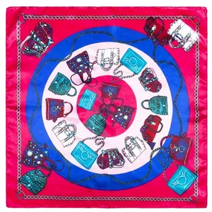 Detalle de pañuelo de seda con círculos concéntricos y motivos de bolsos y cadenas de moda