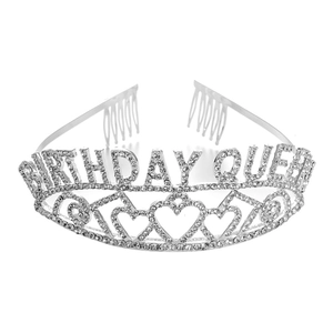 Dettaglio della corona Birthday Queen in argento con strass e motivi a cuore