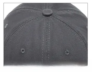 Détails des coutures et des œillets respirants sur la casquette de baseball en coton délavé